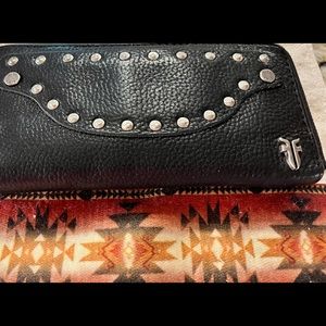 💕 FRYE💕 Zip leather wallet.
